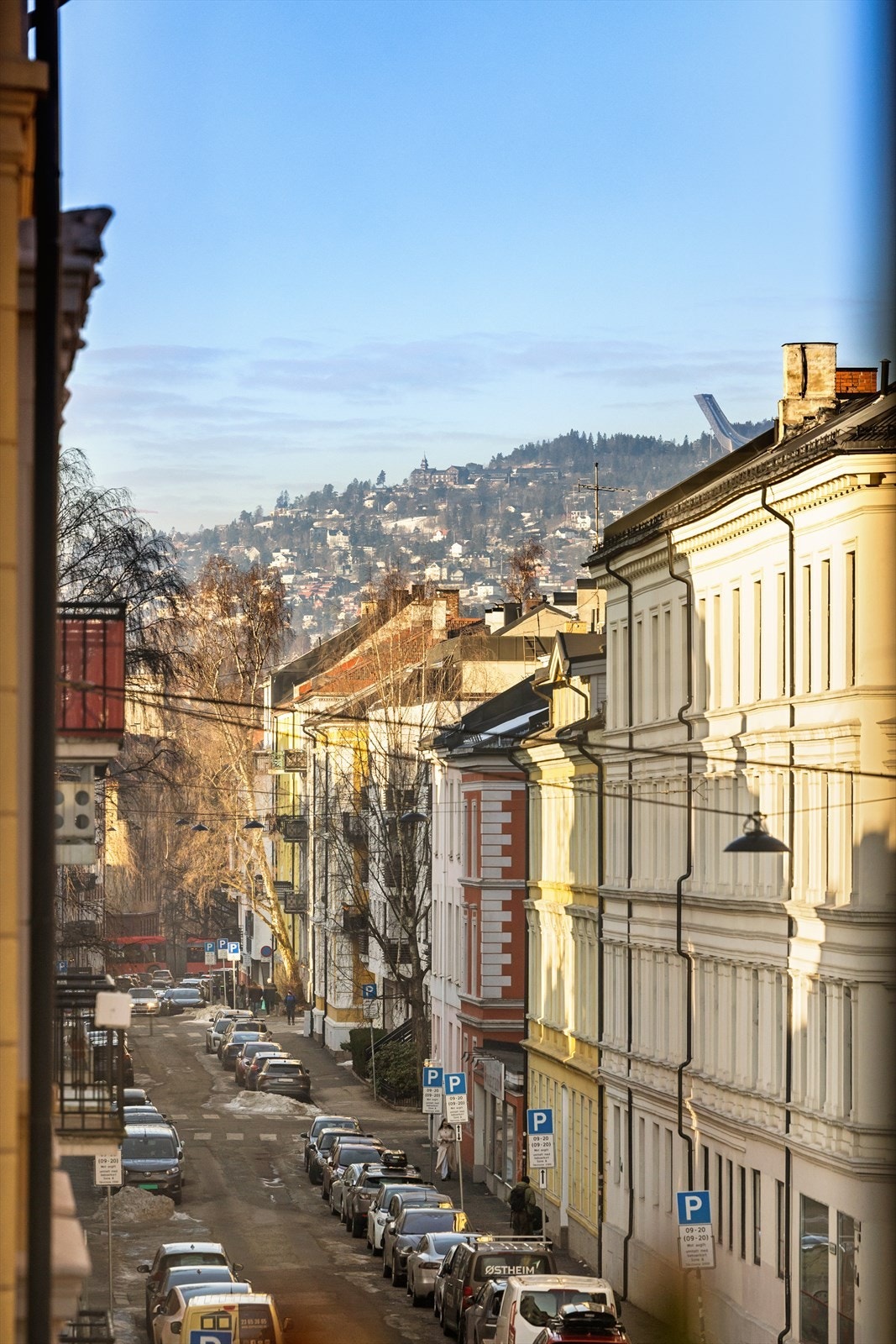 Fra stuen er det utsikt mot Holmenkollen. Galleribilde