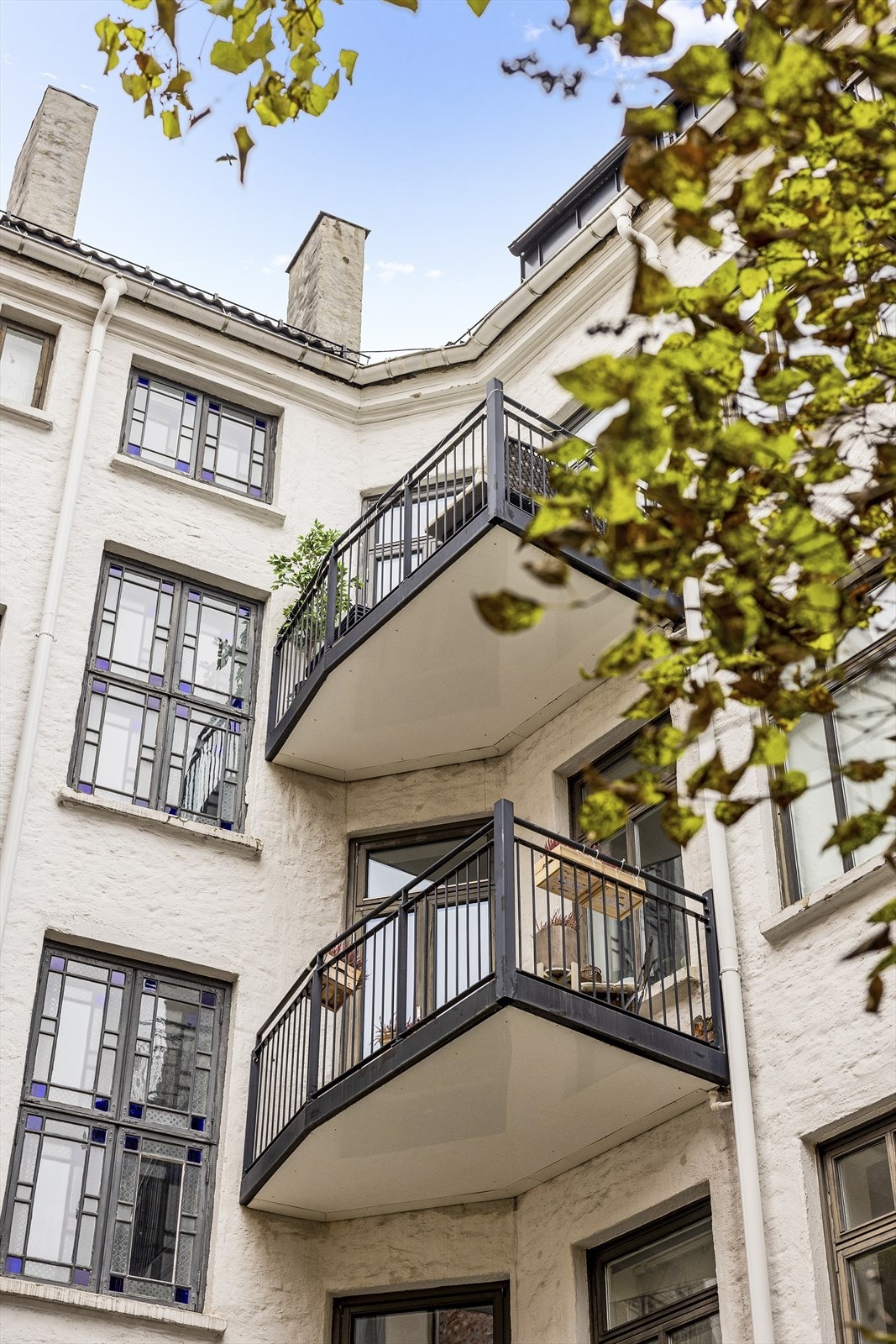 Balkongen har fint utsyn vendt mot sameiets rolige bakgård. Galleribilde