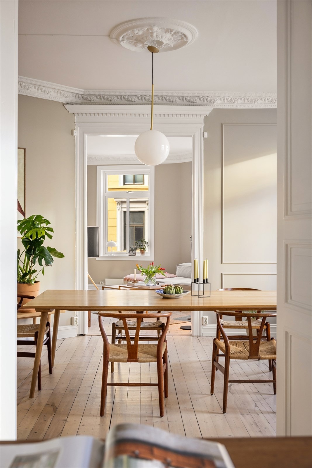 Leiligheten har en klassisk, åpen planløsning med kjøkken, spisestue og stue på rad med bred åpning mellom rommene. Galleribilde