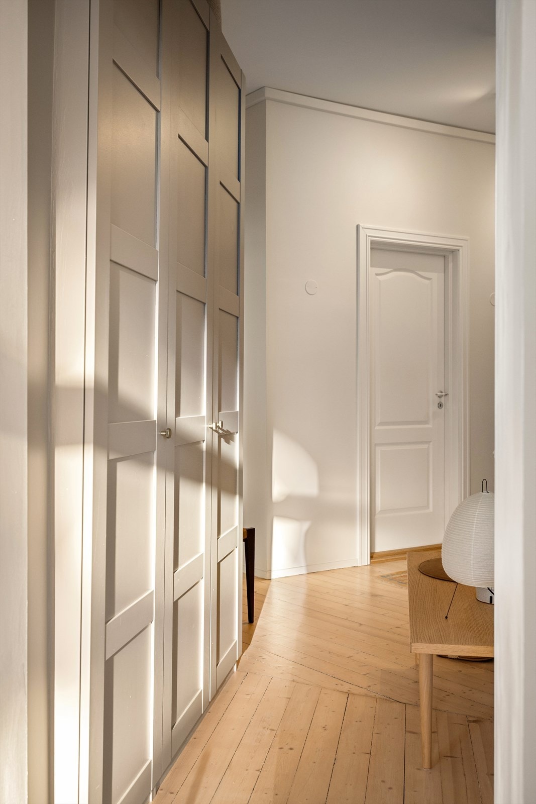 I gangen er det romslig garderobeløsning med god plass til oppbevaring av sko og yttertøy. I tillegg disponerer leiligheten to boder. Galleribilde