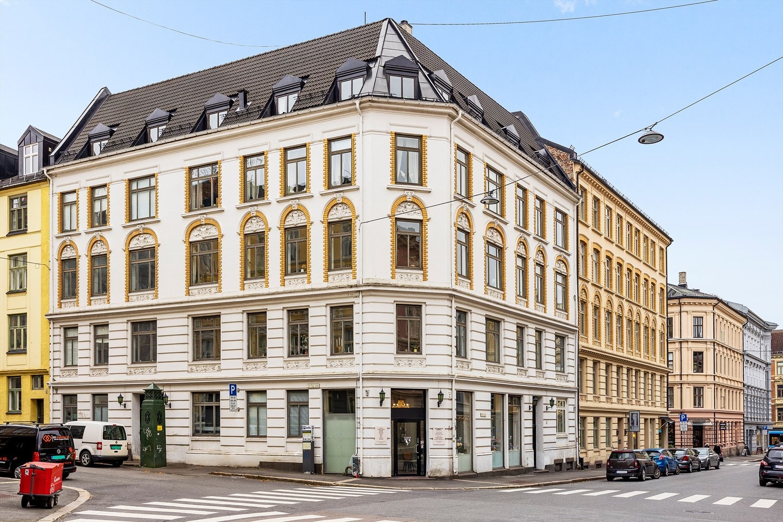 Leiligheten ligger i en ærverdig gård fra 1898 beliggende i rolig og tilbaketrukket gate. Galleribilde