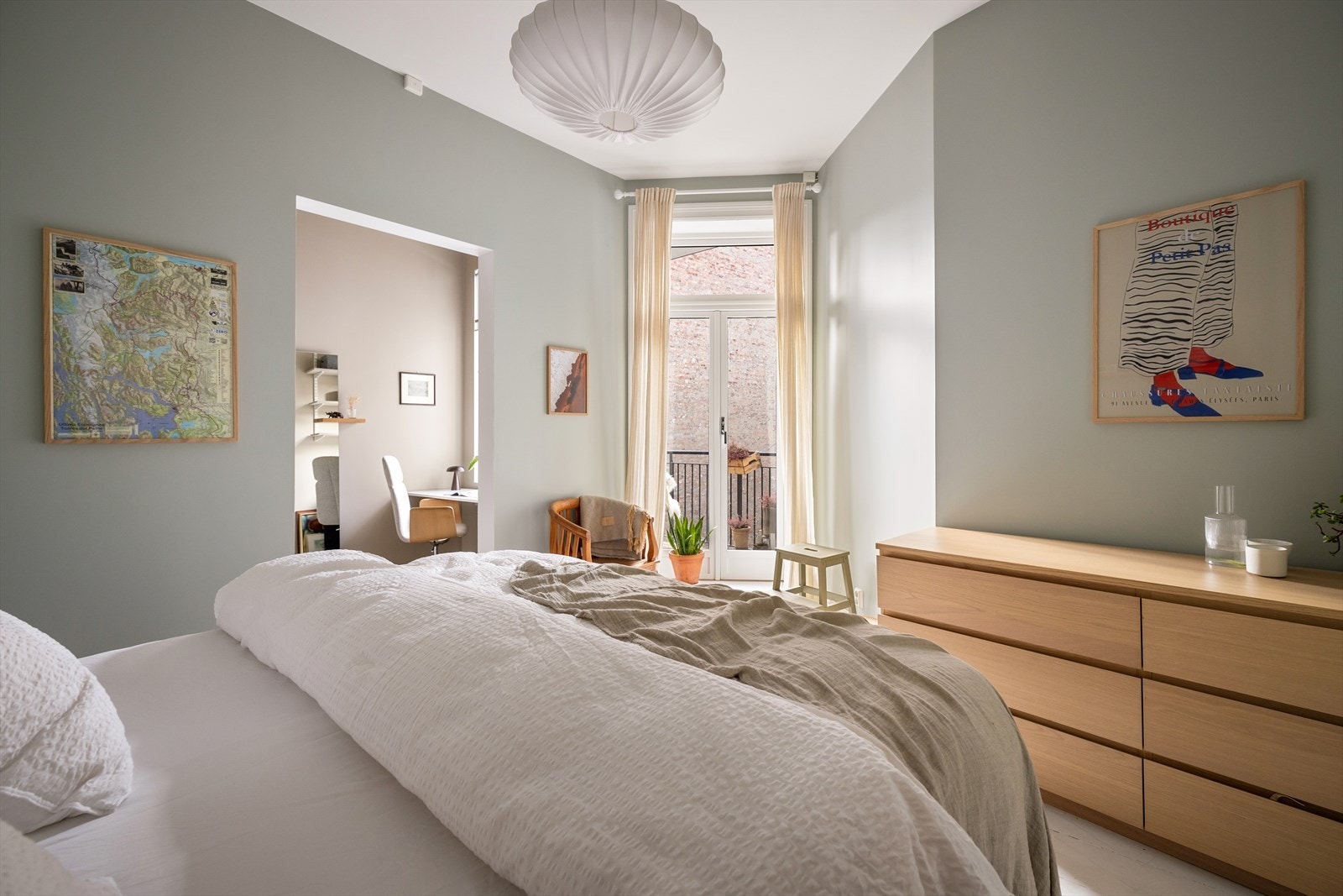 Lunt og innbydende hovedsoverom med eksklusivt preg og behagelige fargevalg. Veggene er malt i 2022. Galleribilde