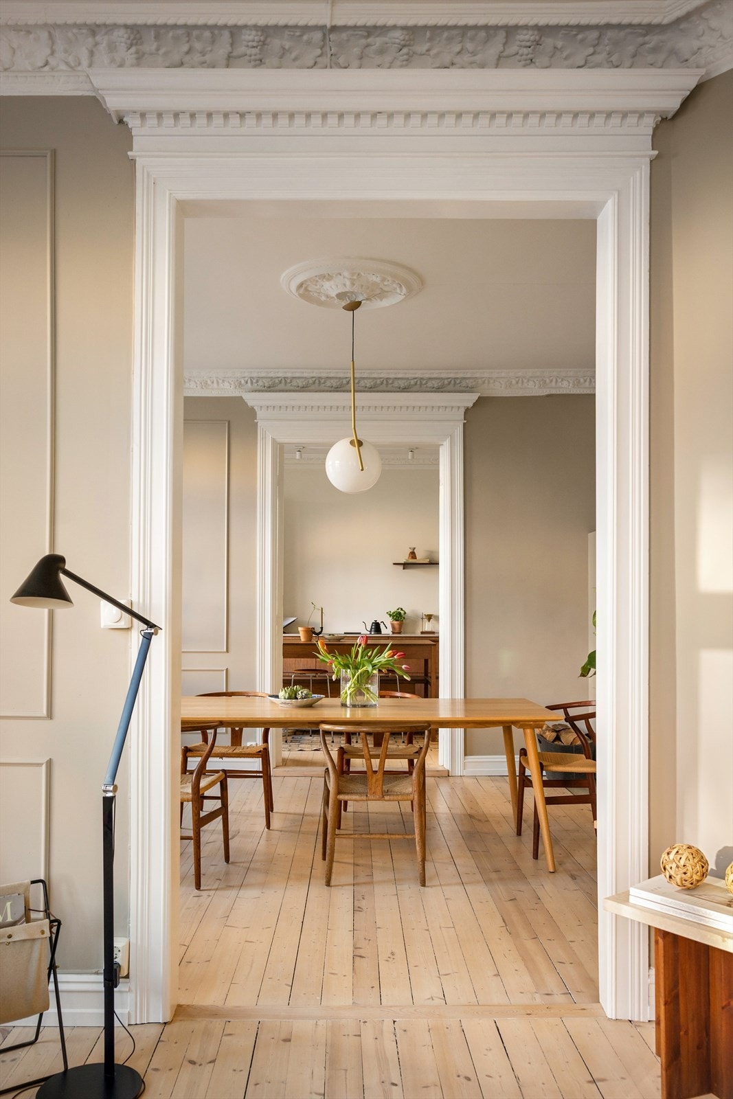 Herlig, klassisk løsning. Fra stuen mot kjøkkenet. Galleribilde