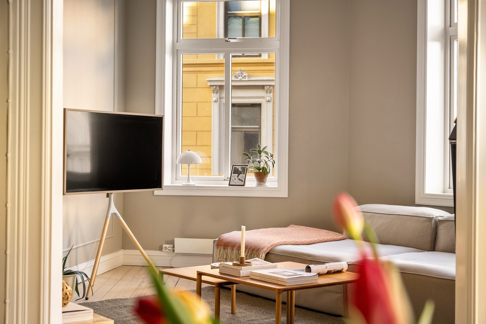 Stuen oppleves luftig og åpen med generøs takhøyde på 2,99 meter og godt lysinnslipp via store vindusflater. Galleribilde