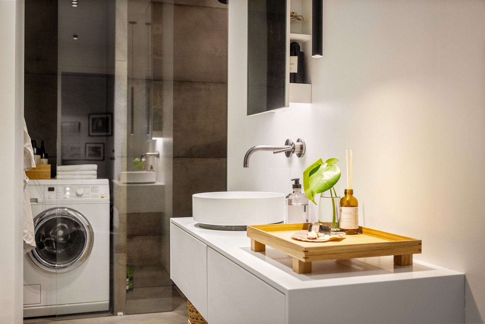 Delikat og rålekkert bad fra 2017. Det er opplegg for vaskemaskin. Galleribilde