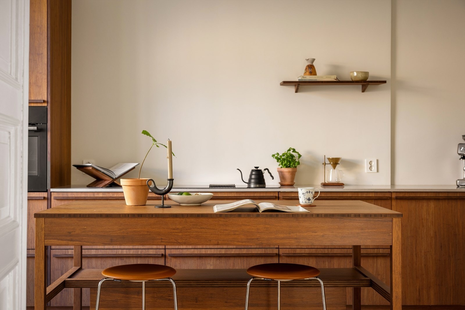 En nydelig, klassisk og påkostet 4-roms hjørneleilighet med ettertraktet beliggenhet på Majorstuen. Galleribilde