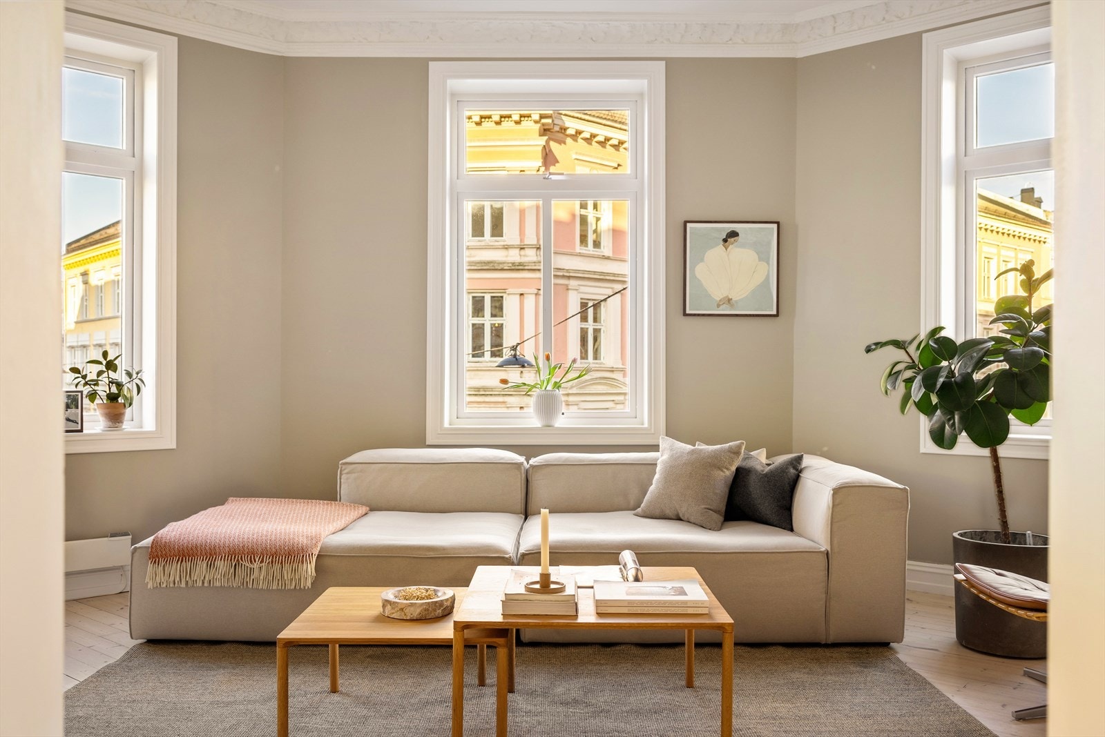 Leiligheten har en innbydende, lys og gjennomført hjørnestue med god plass til stor sofagruppe med tilhørende sofabord og tv-benk. Galleribilde