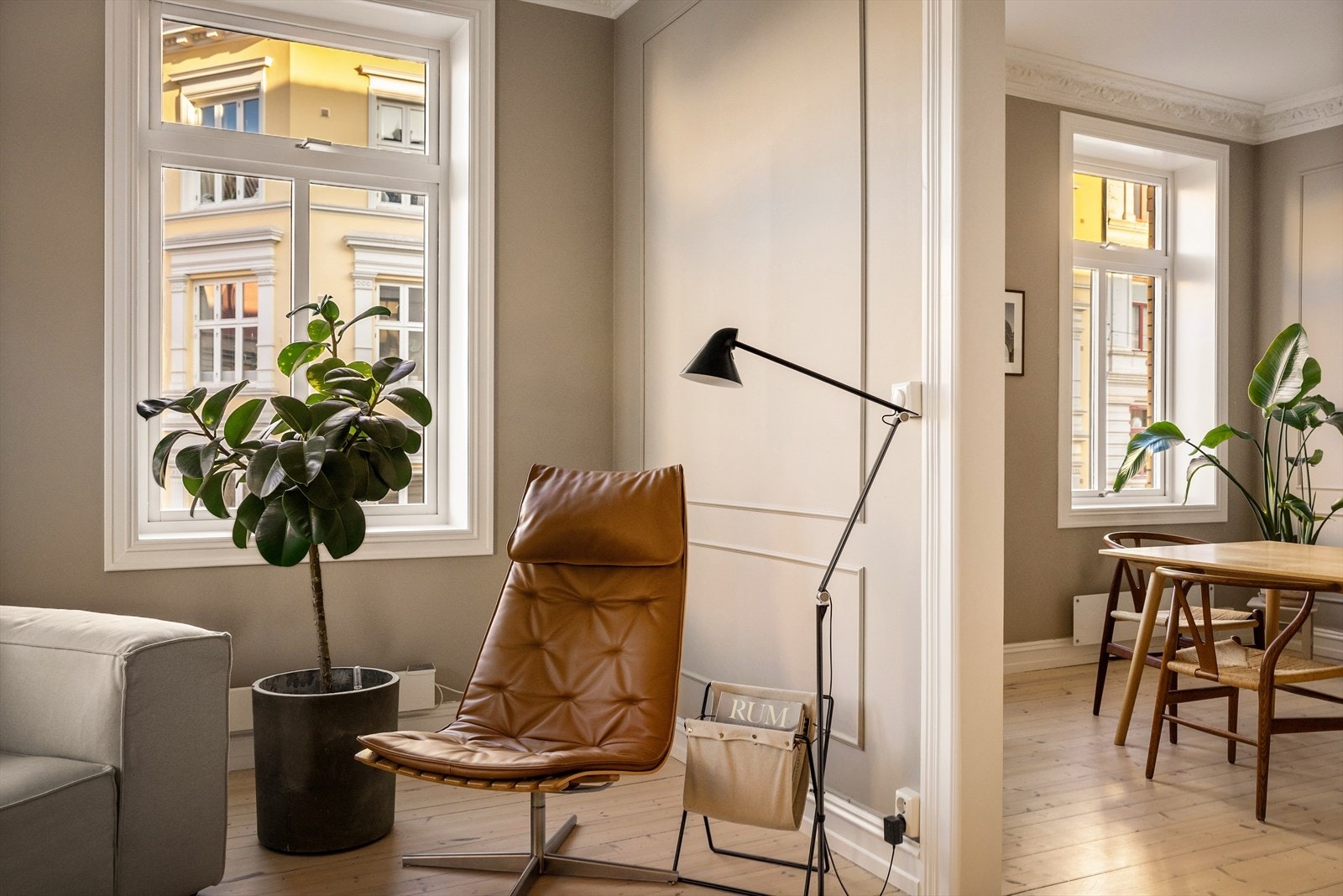 Stuene har nydelige detaljer med rosett, stukkatur, bredt listverk, brystningspanel og dype vindusposter. Galleribilde