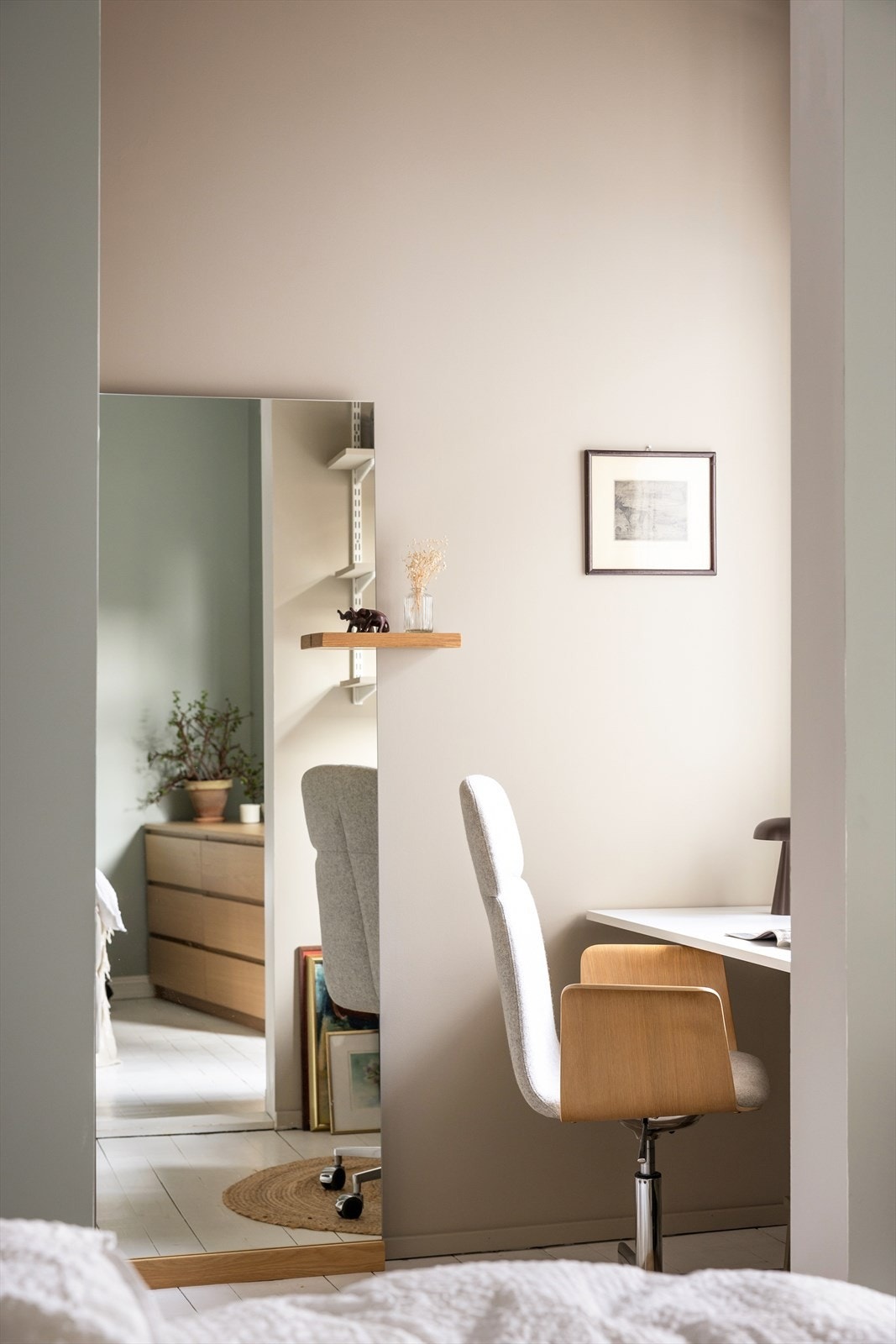 Soverom 2 passer perfekt som barnerom, gjesterom eller hjemmekontor. Galleribilde