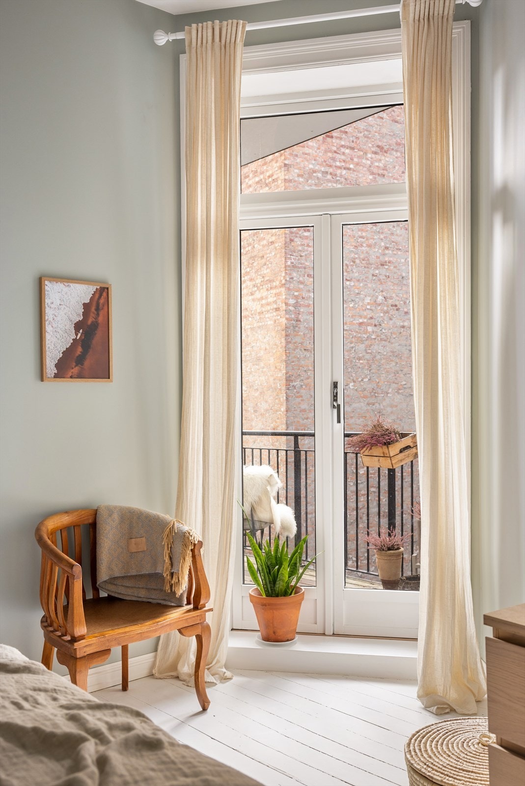 Fra soverommet er det utgang til en sydvestvendt balkong på 4 kvm. Galleribilde