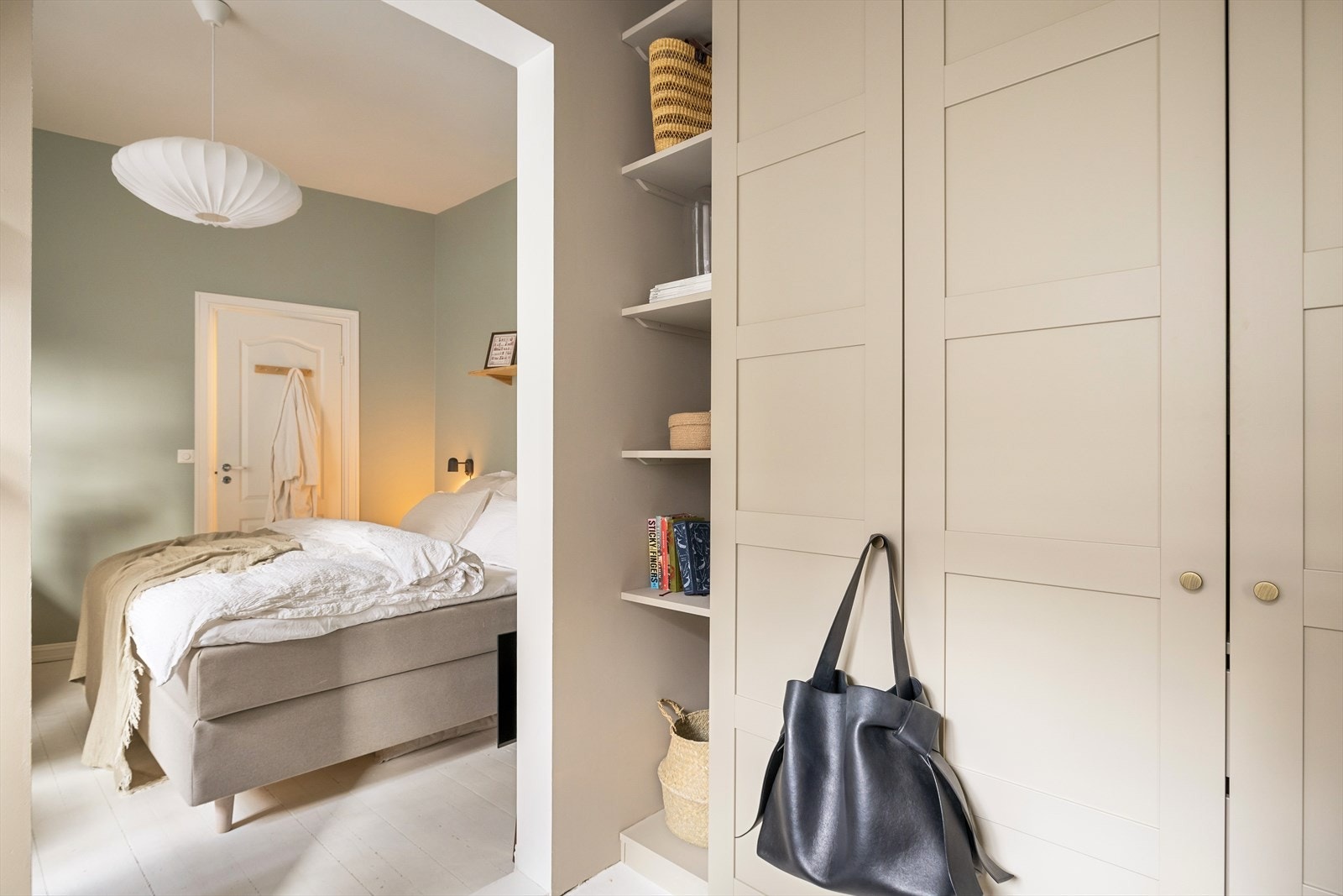 Det er adkomst til soverom 2 fra soverom 1. Galleribilde