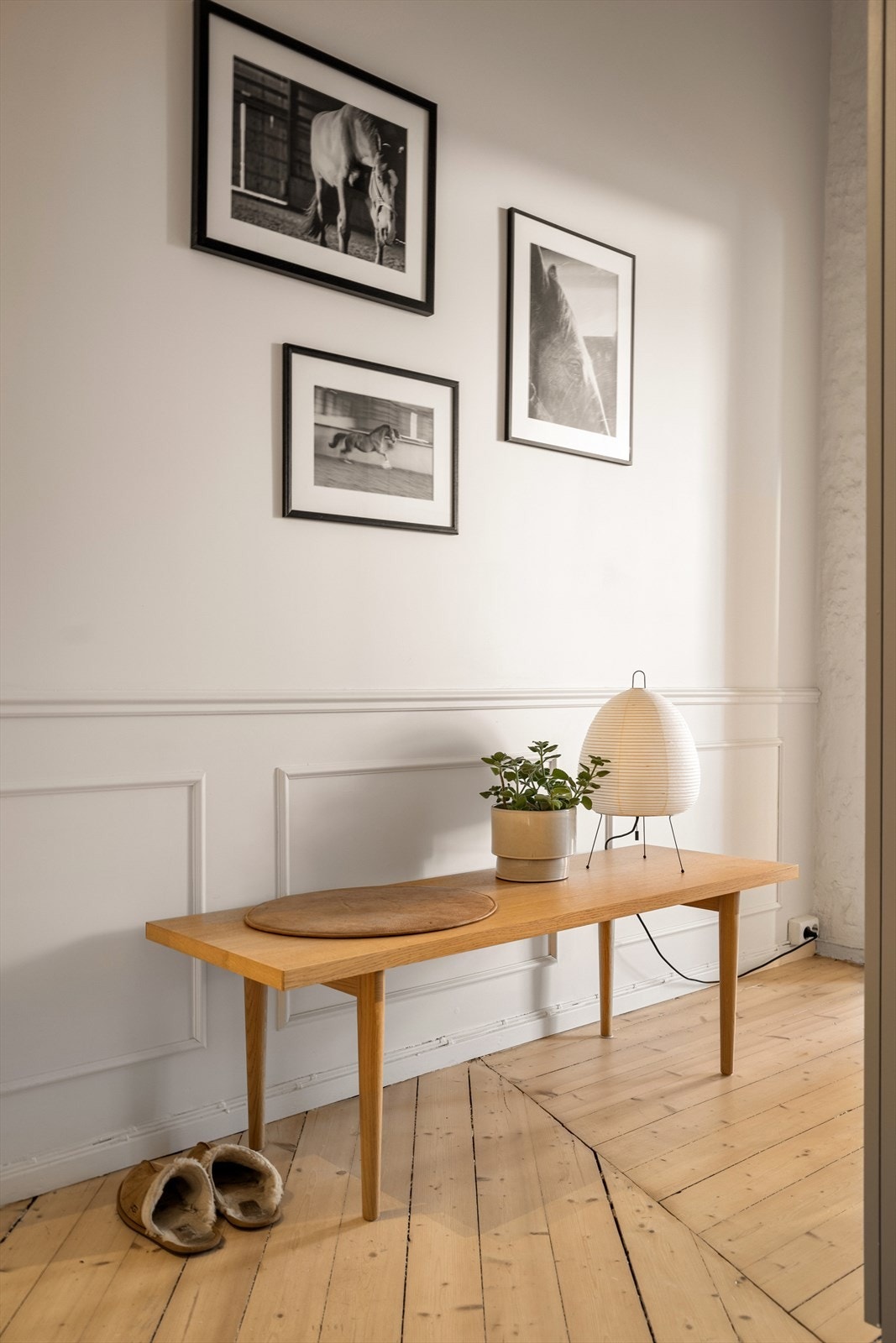 Her får du et umiddelbart godt og gjennomført førsteinntrykk av leiligheten i den innbydende entréen. Galleribilde