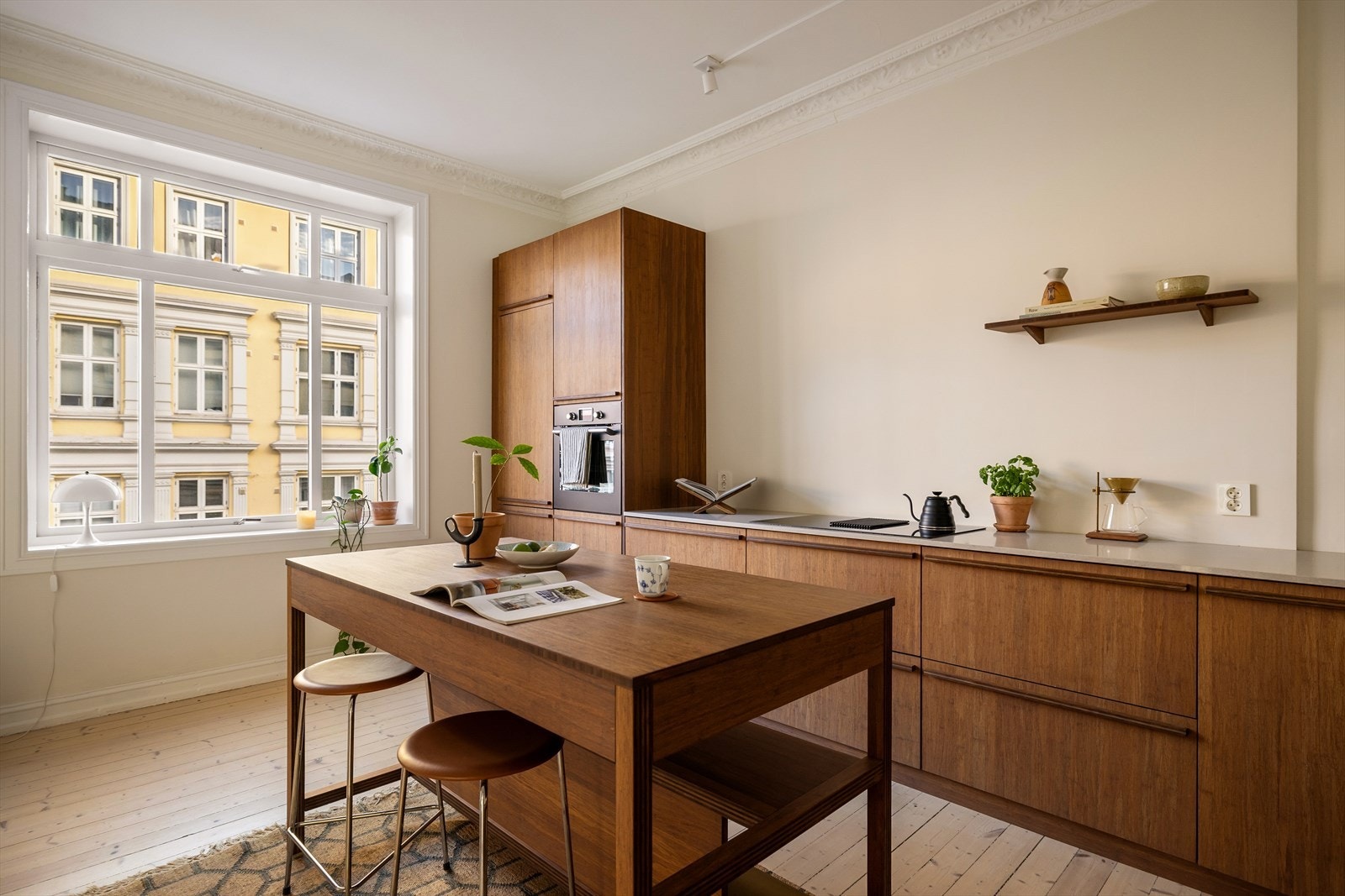 Leiligheten ligger i 3. etasje og inneholder entré, kjøkken, spisestue, stue, to soverom og bad. Galleribilde