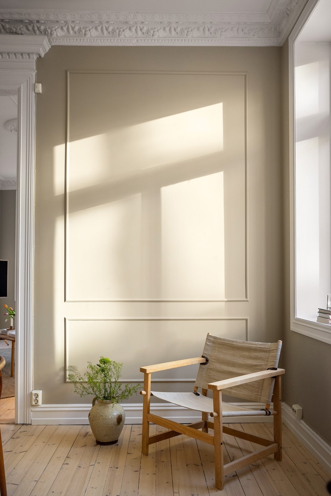 Det er godt lysinnslipp fra store vindusflater. De dype vinduspostene er perfekt for planter og dekor. Galleribilde