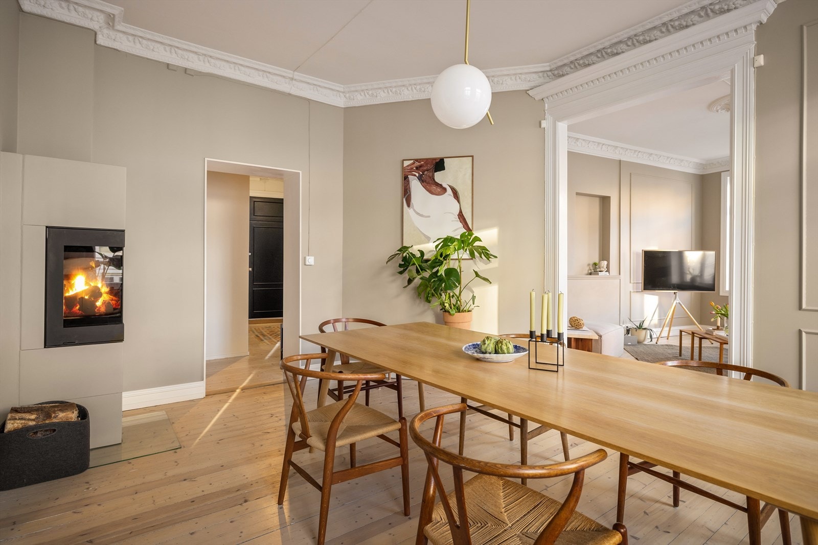 Spisestuen har gjennomførte og lune overflater med brystningspanel og originale tregulv. Galleribilde