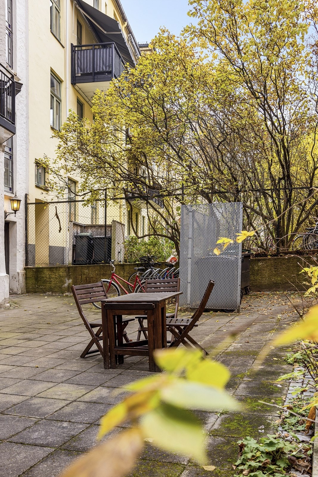 Sameiet har en pent opparbeidet bakgård med sittegruppe og beplanting. Galleribilde
