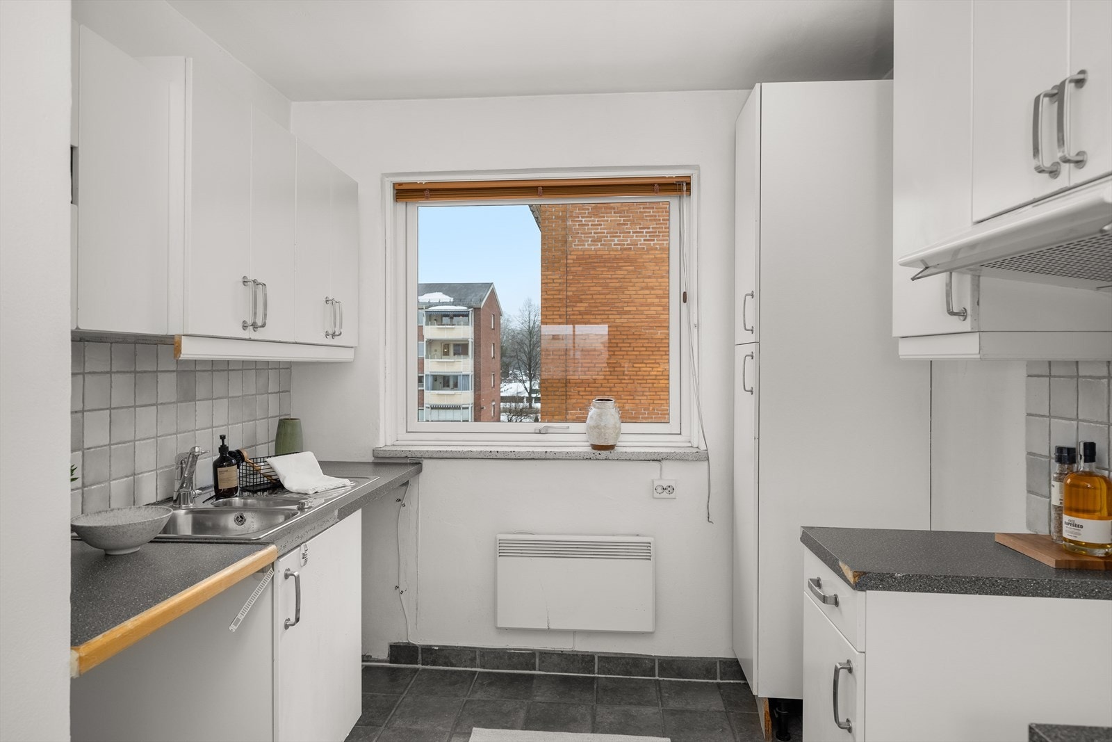 Det er opplegg for vaskemaskin på kjøkkenet. Galleribilde