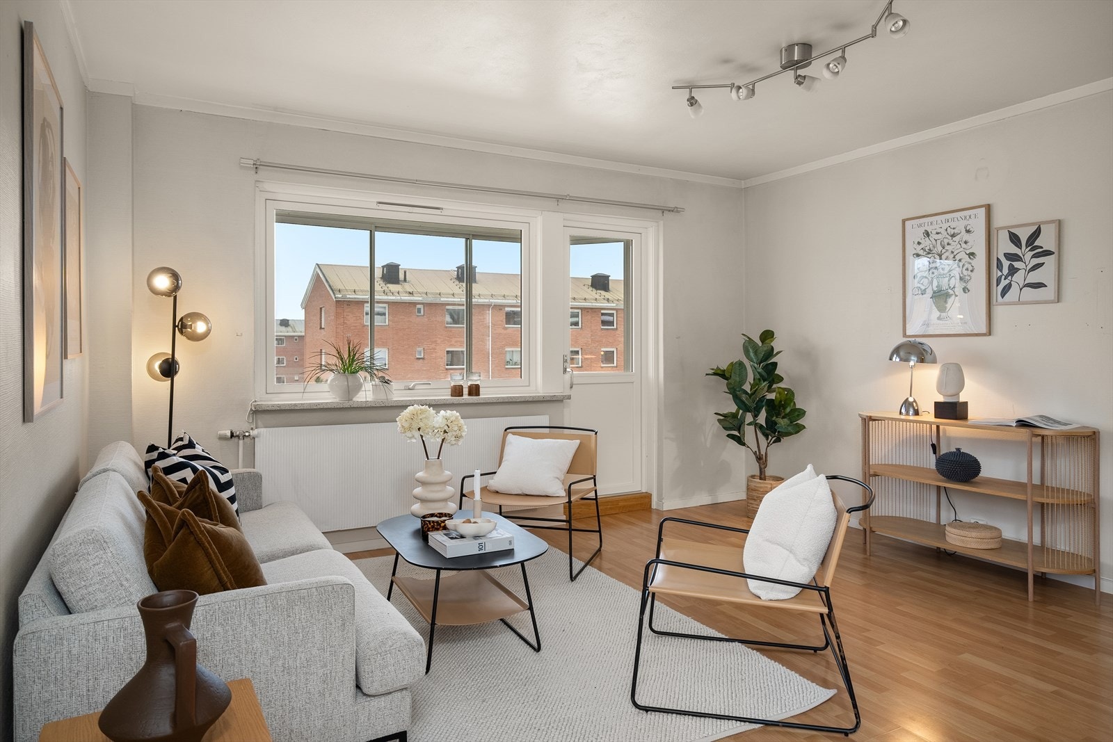 En lys og gjennomgående 3-roms leilighet med god intern beliggenhet. Galleribilde