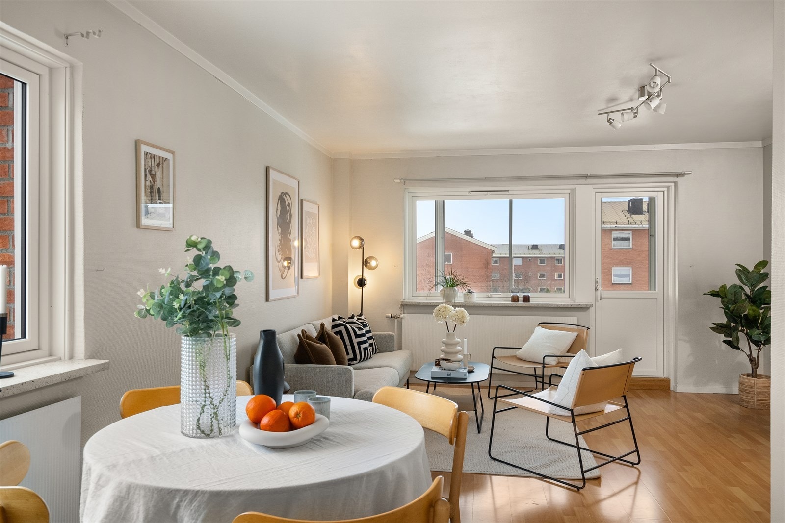 Stuen er lys og luftig. Her har du gode innredningsmuligheter. Galleribilde