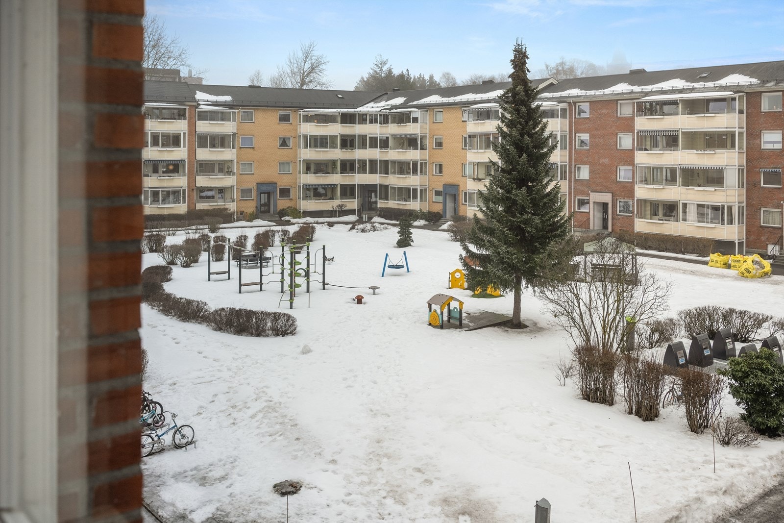Hyggelig utsyn fra kjøkkenvindu mot borettslagets fellesarealer. Galleribilde