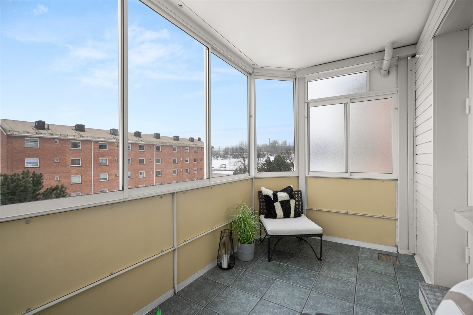 Balkongen er av god størrelse og det er god plass til utemøblement. Galleribilde