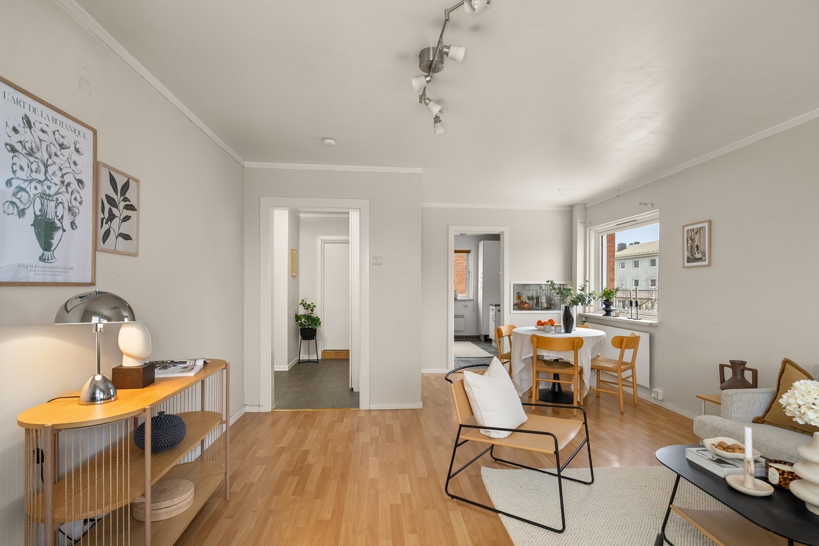 Stuen har en god planløsningen og det er enkelt å innrede. Det er naturlig plass til spisebordet rett ved kjøkkenet. Galleribilde