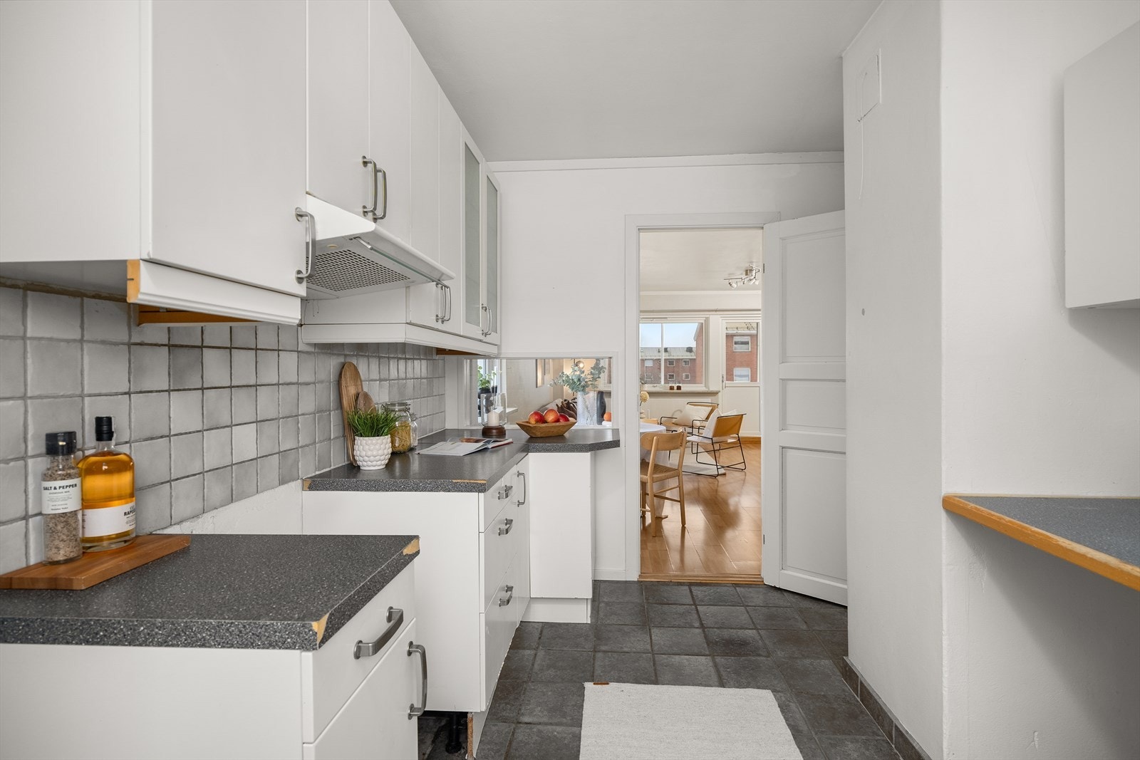 På kjøkkenet er det plass til frittstående komfyr, oppvaskmaskin og kjøl- og fryseskap. Galleribilde