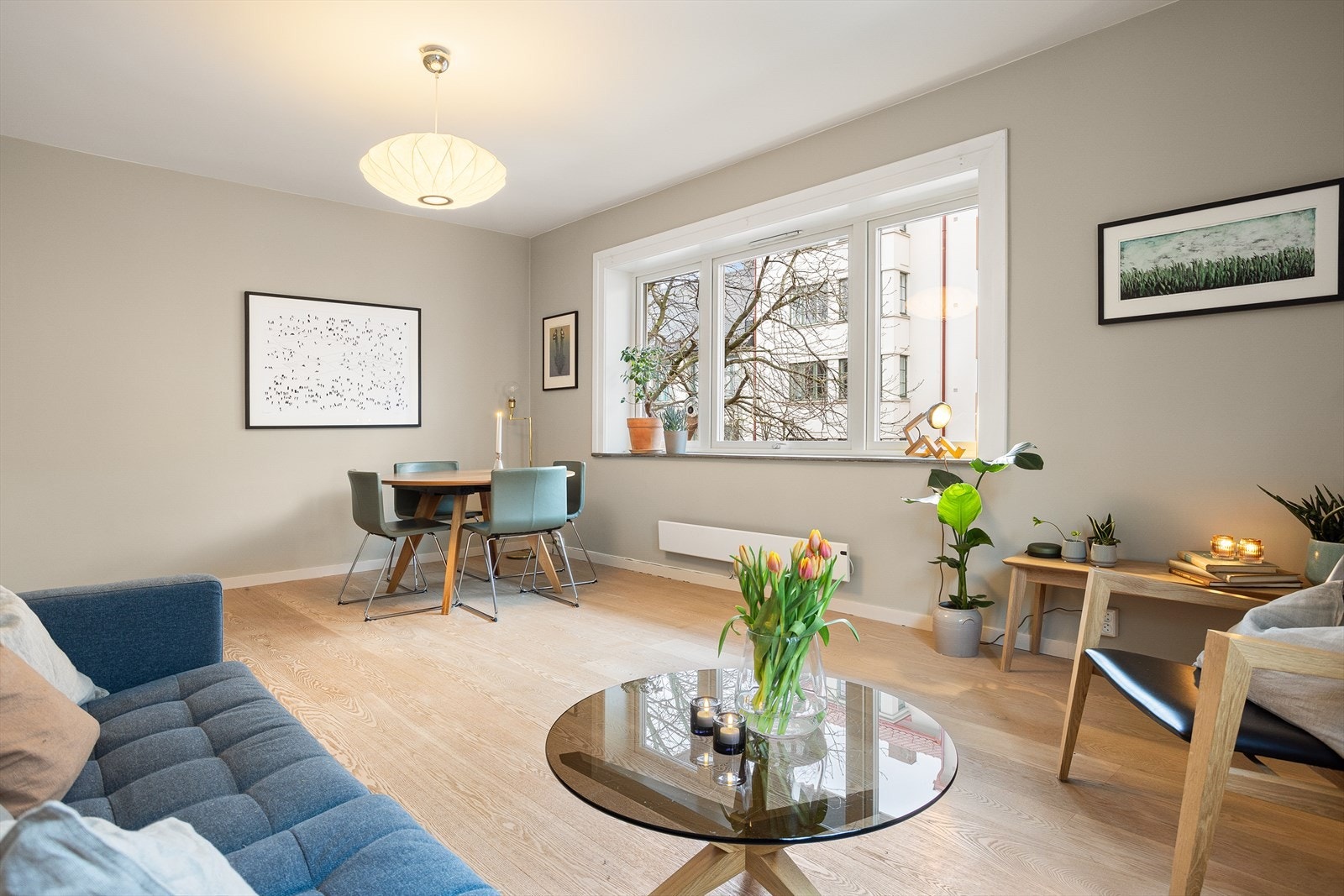 Stuen har god plass til sofaseksjon med tilhørende møblement, TV-benk og spisebord. Galleribilde