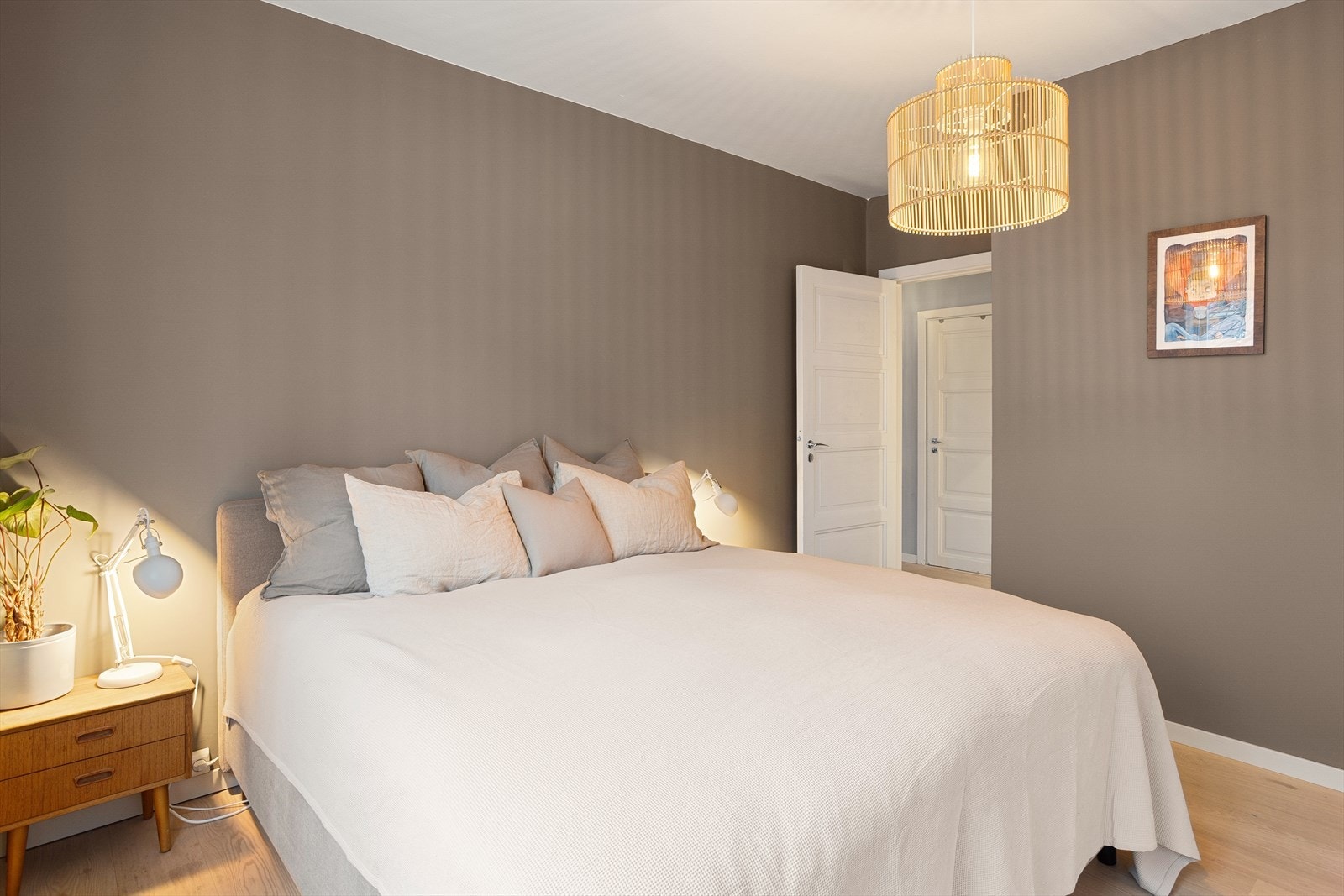 God plass til dobbeltseng med tilhørende nattbord. Galleribilde