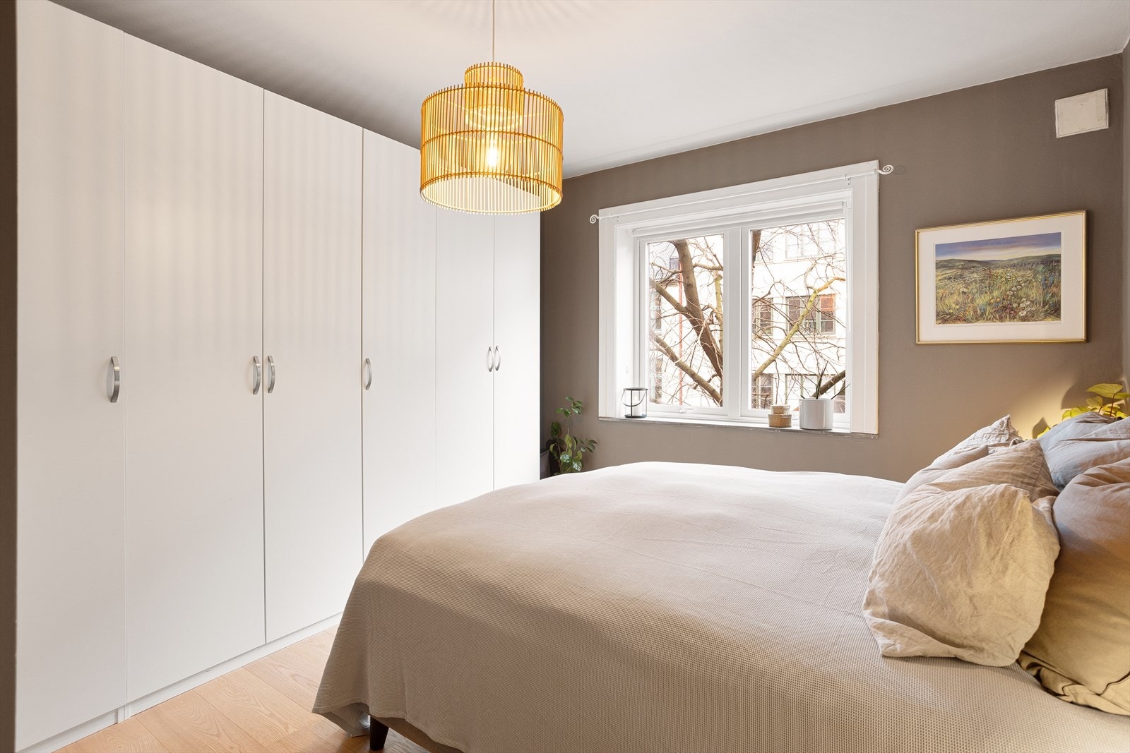 Godt med oppbevaringsplass i garderobeløsning. Galleribilde