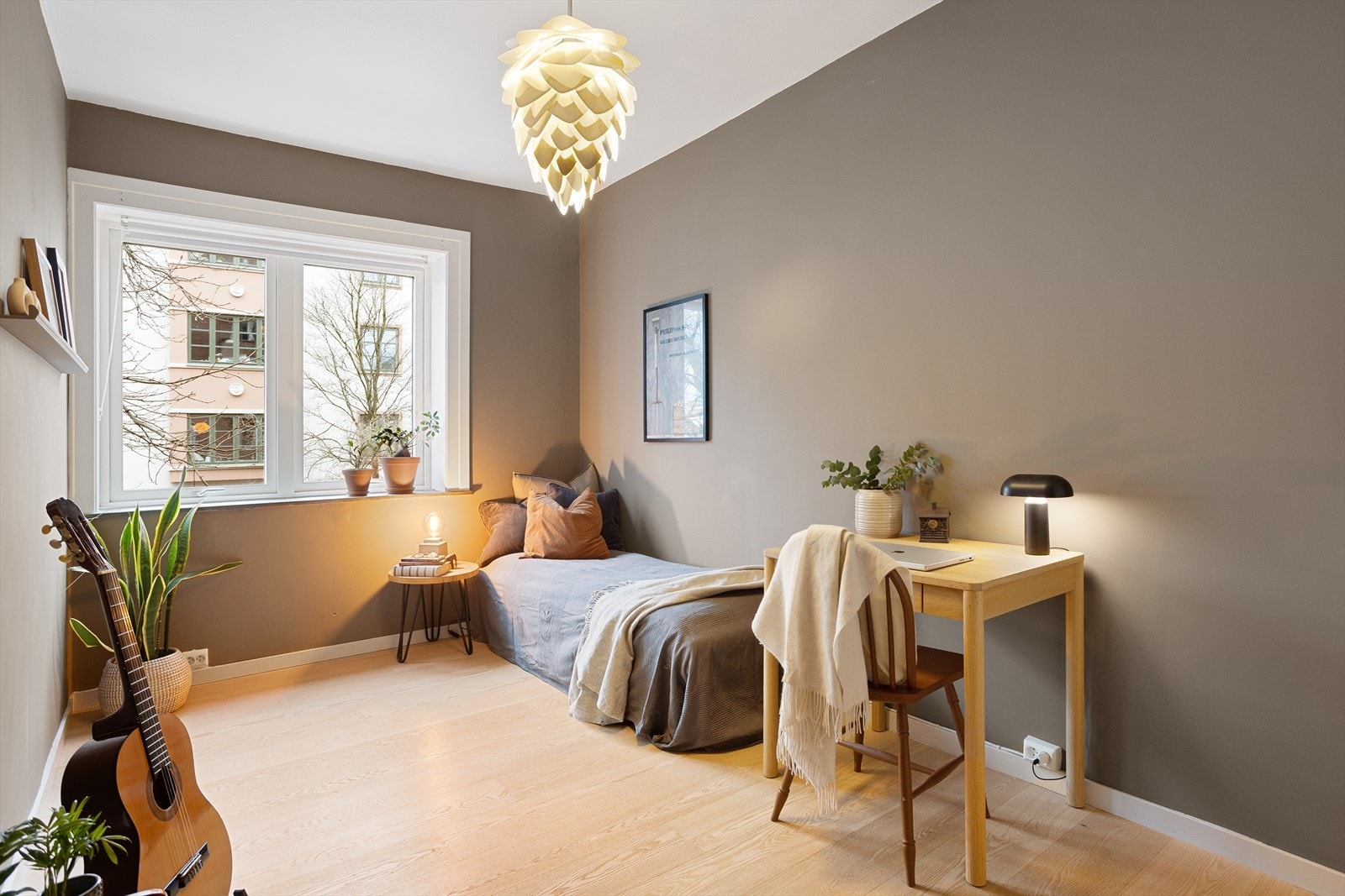 Soverom to er også av god størrelse og har plass til dobbeltseng og godt med oppbevaringsplass i garderobeløsning. Galleribilde