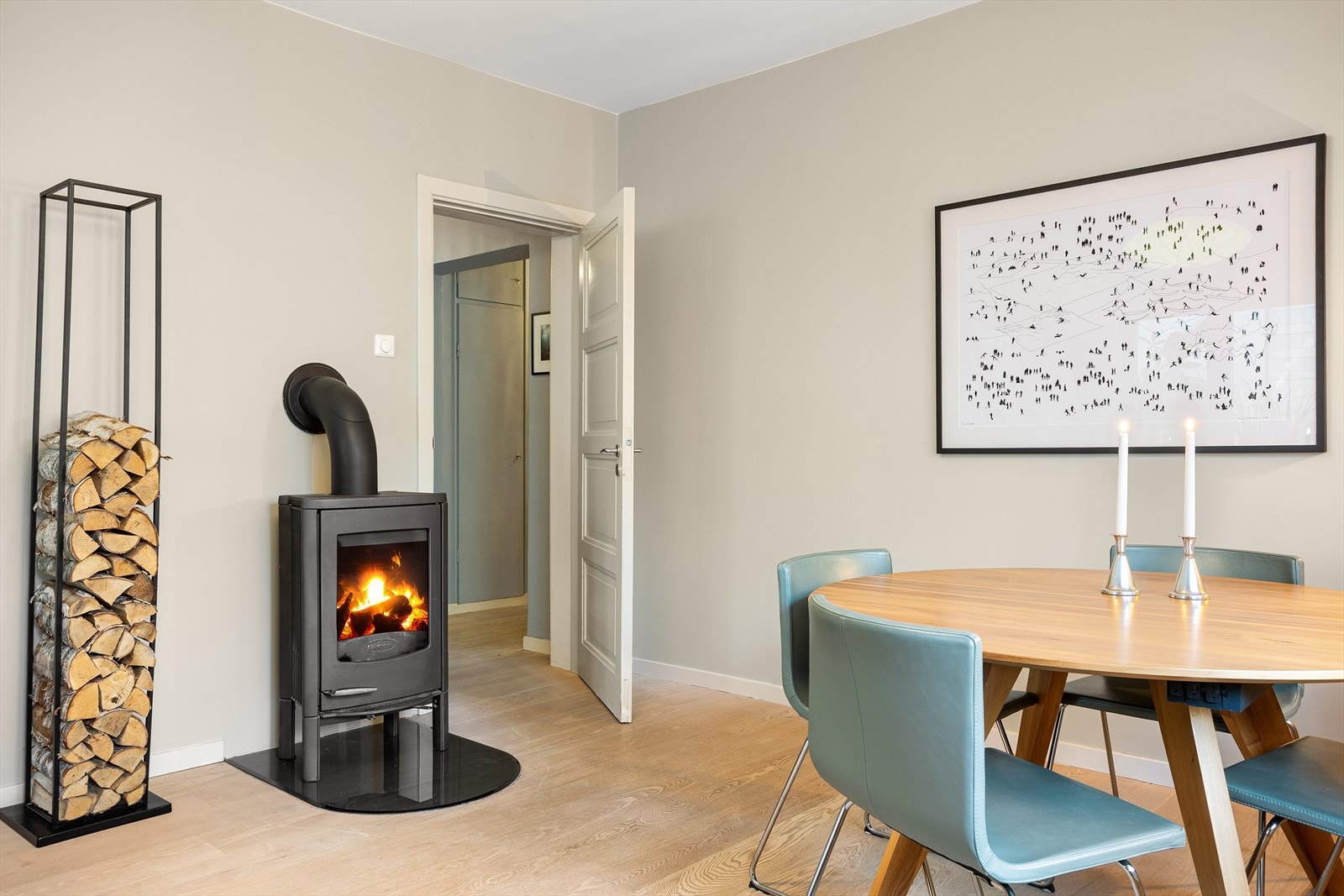 Herlig peisovn i stuen som varmer godt. Galleribilde