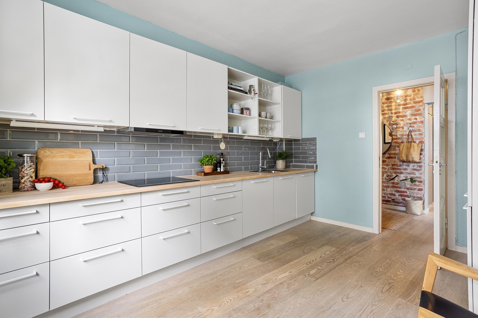 Godt med benk- og skapplass. Galleribilde