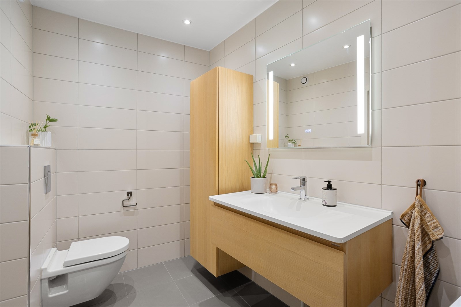 Flislagt baderom med varme i gulvet. Galleribilde