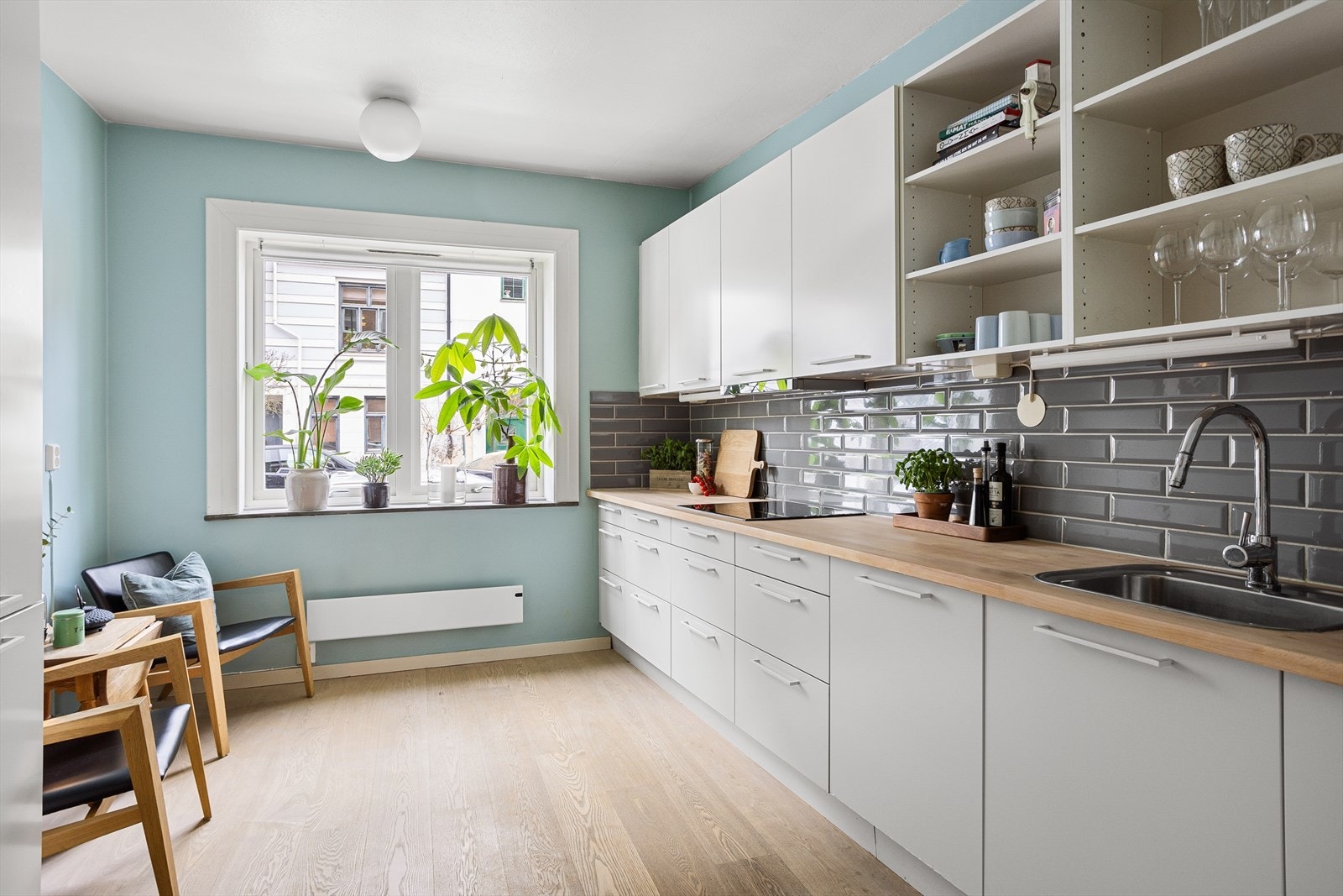 Separat og romslig HTH-kjøkken. Galleribilde