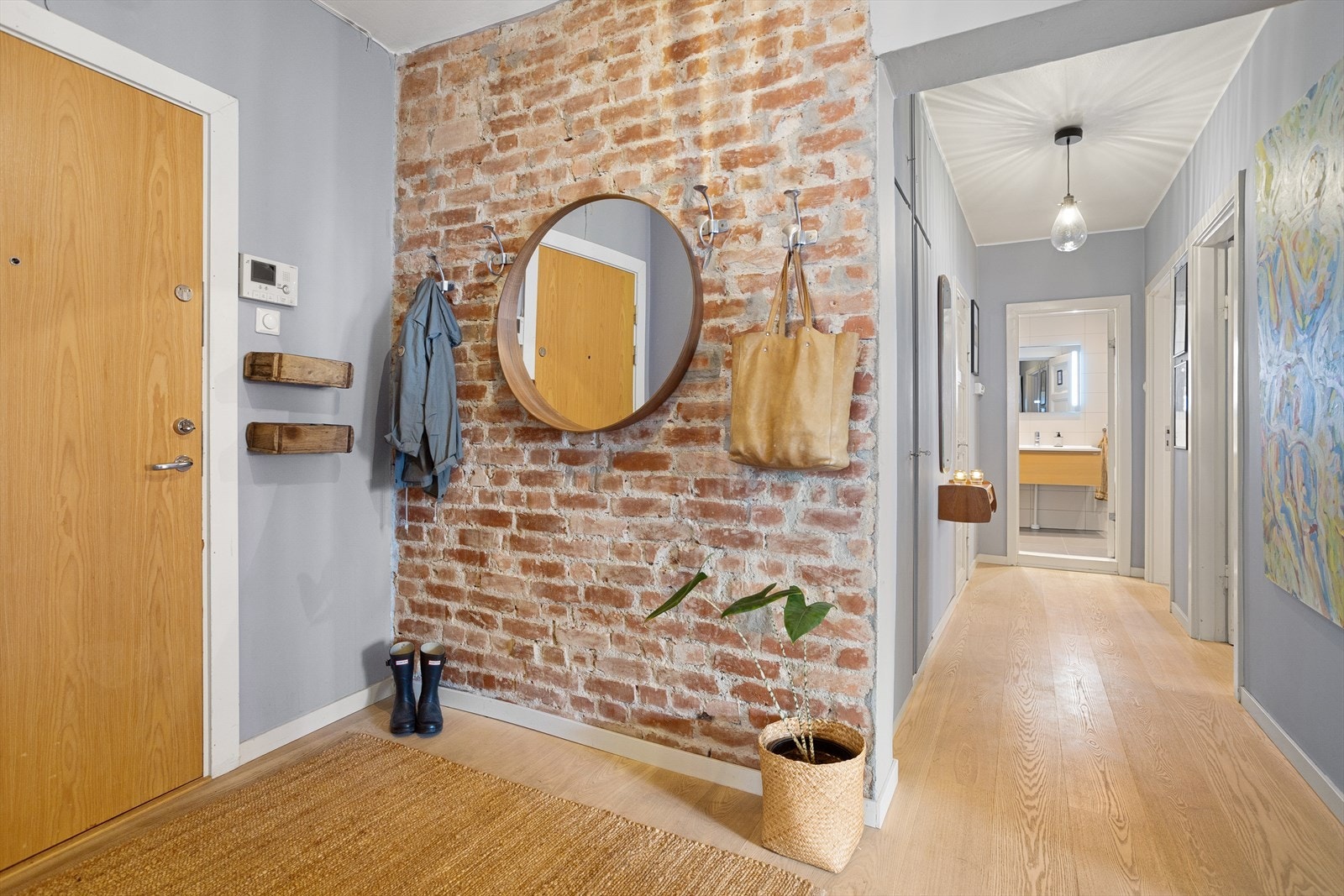 Velkommen inn! En lys og innbydende entré som gir et godt førsteinntrykk av leiligheten. Galleribilde