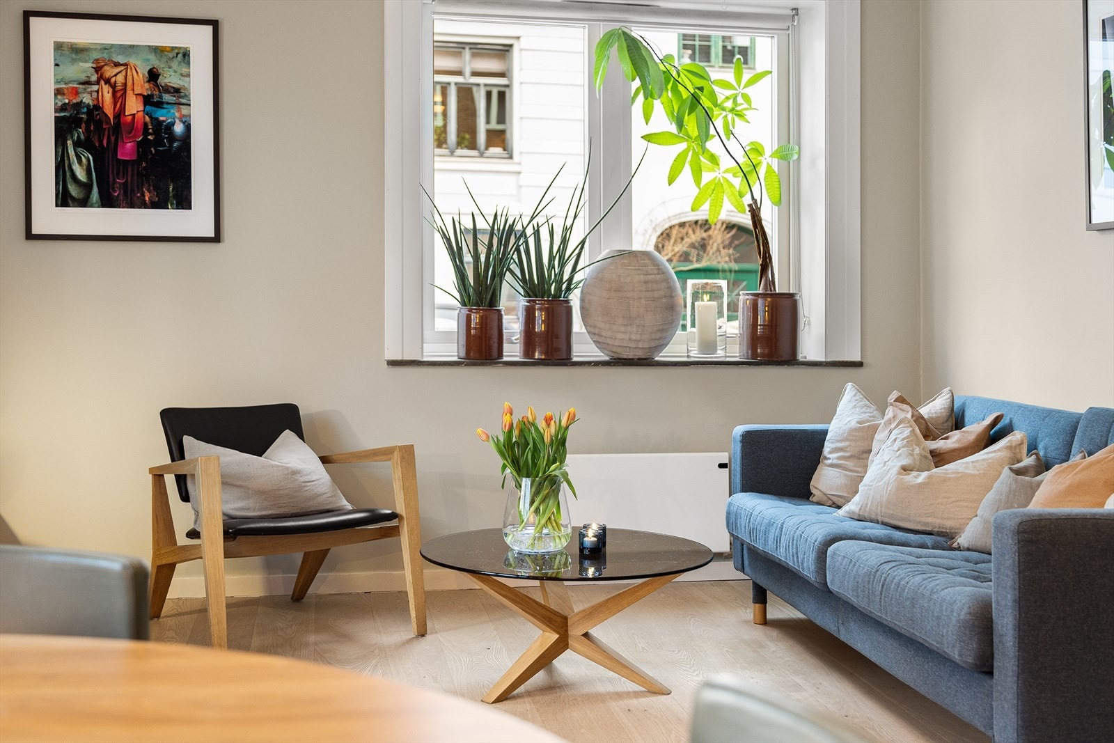 Stuen er nylig helsparklet og malt i delikate og tidsriktige farger. Galleribilde