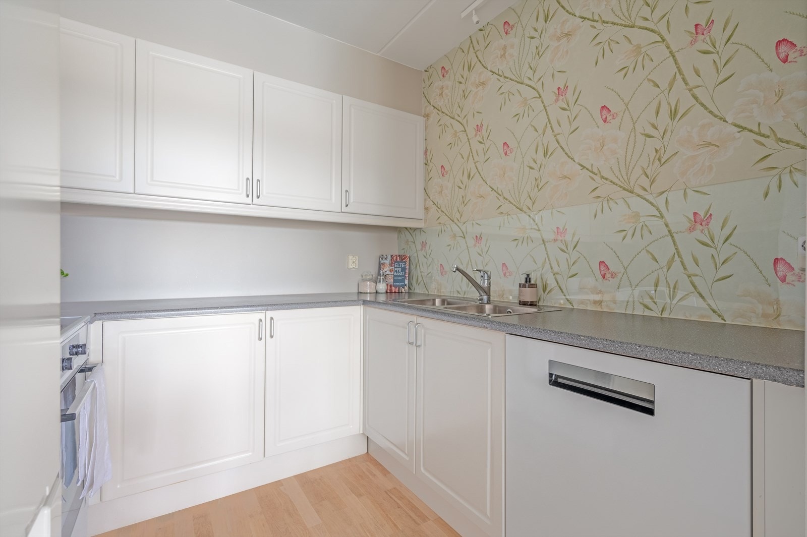 Det er dobbel oppvaskkum, samt frittstående komfyr, oppvaskmaskin og kjøl-/fryseskap. Kjøkkenventilator i stål med forsert avtrekk via mekanisk avtrekksanlegg Galleribilde