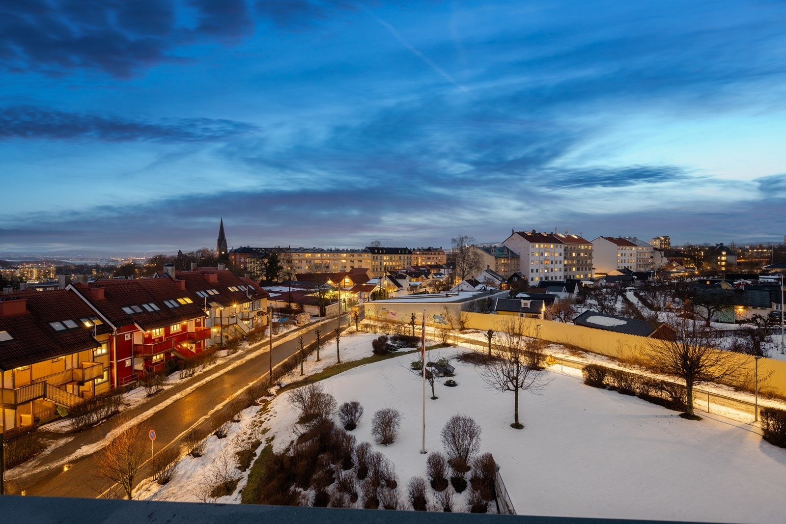 Fra boligen har du en nydelig utsikt og hyggelig utsyn over borettslaget grønne fellesområder og trehusbebyggelse Galleribilde