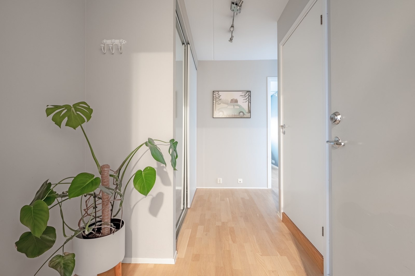 Velkommen inn. Romslig entré med god lagringsplass i stor skyvedørsgarderobe Galleribilde