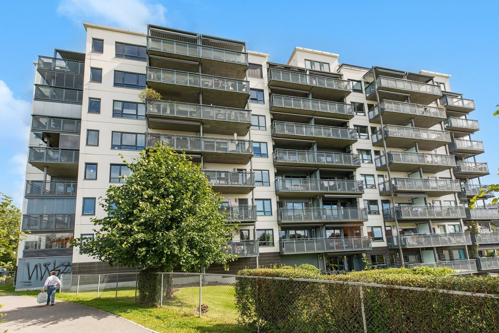 Sommerbilde av fasade Galleribilde