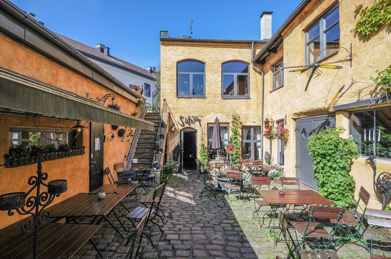 Det er mange kafeer og restauranter i nærheten, blant annet velkjente Smia på Vålerenga Galleribilde