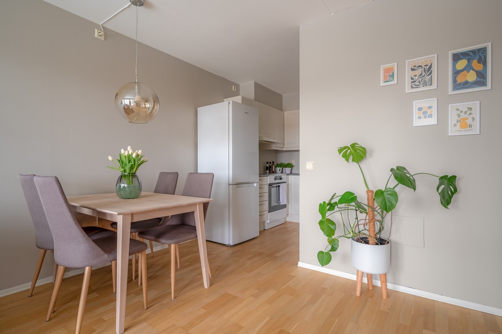 Det er delvis åpen løsning mellom kjøkken og stue Galleribilde