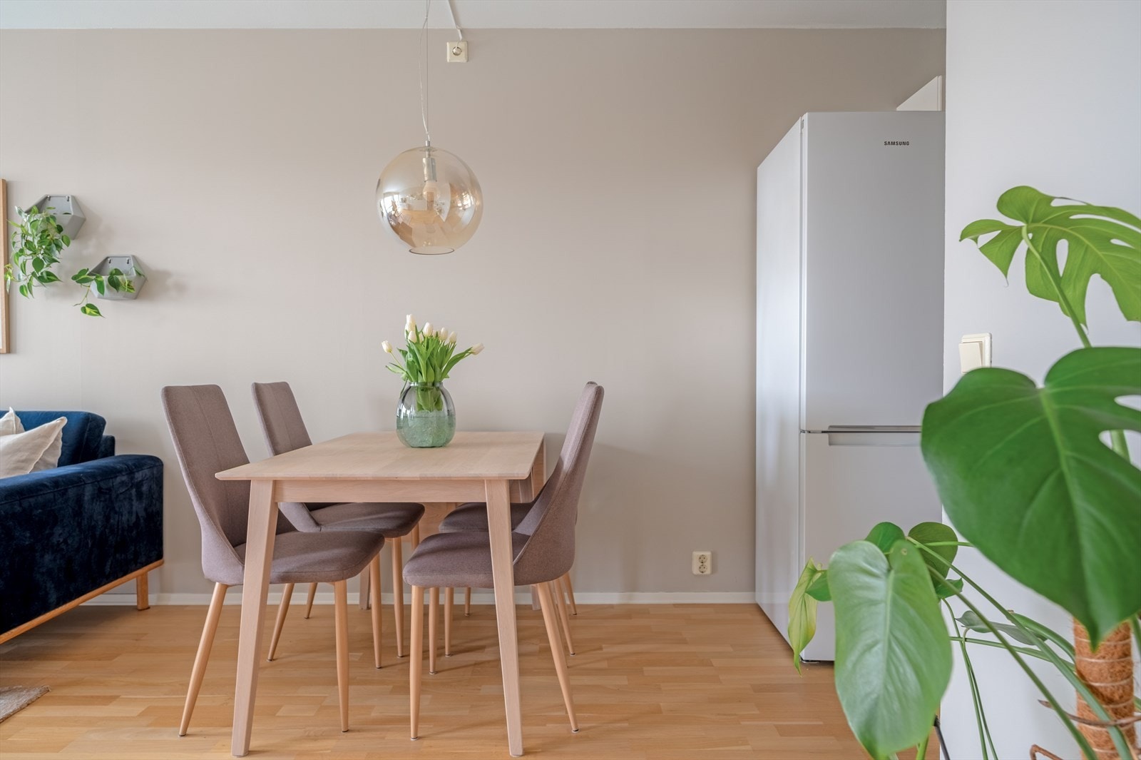 Mellom stuen og kjøkkenet er det naturlig plass til en spisegruppe Galleribilde