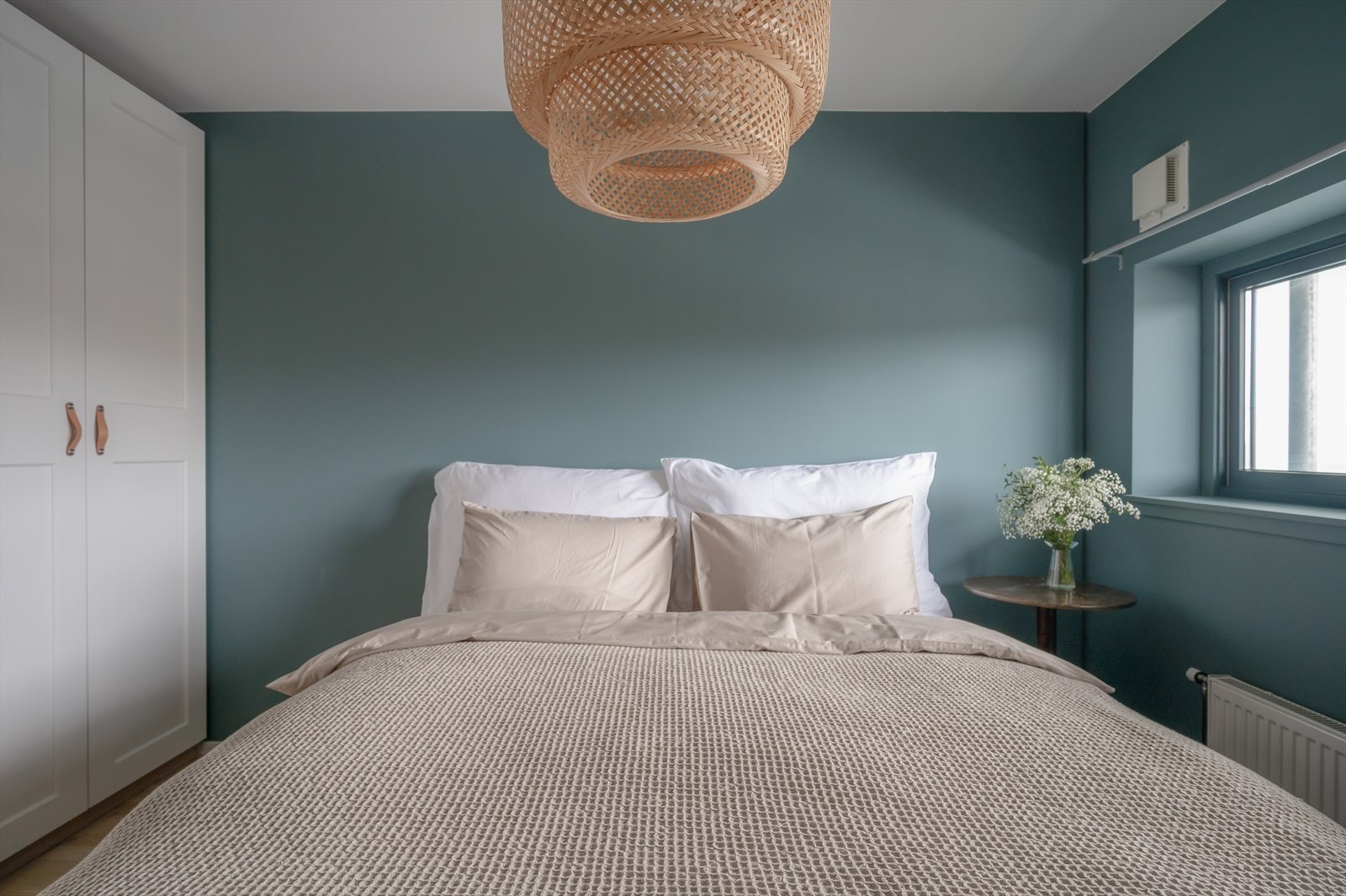 Rommet er av god størrelse og har plass til en stor dobbeltseng og tilhørende møblement. Galleribilde