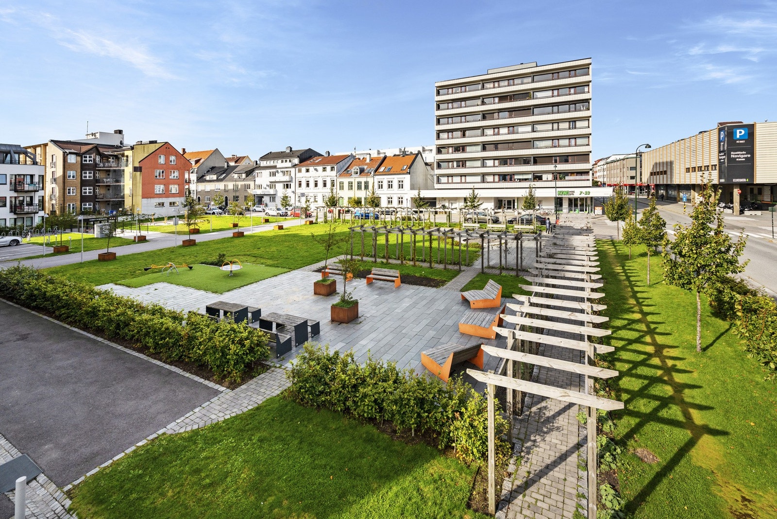 - En kort gåtur fra leiligheten finner man flere butikker, restauranter, Aquarama som inneholder treningssenter, spa og svømmebasseng og nærhet til flere flotte turområder - Galleribilde