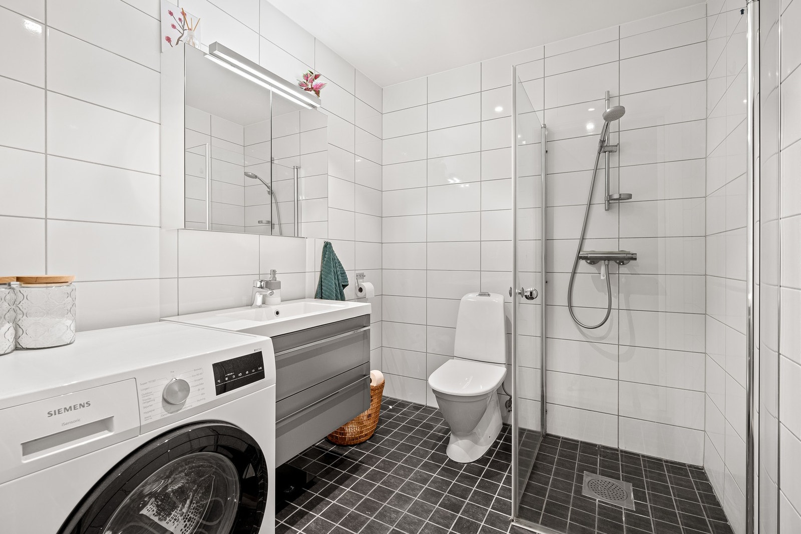 - Meget pent, helfliset bad med praktisk opplegg for vaskemaskin | Det er vannbåren varme i leiligheten - Galleribilde