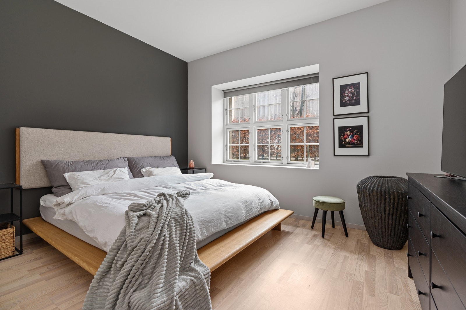 - Rommet er malt moderne og lune farger - Galleribilde