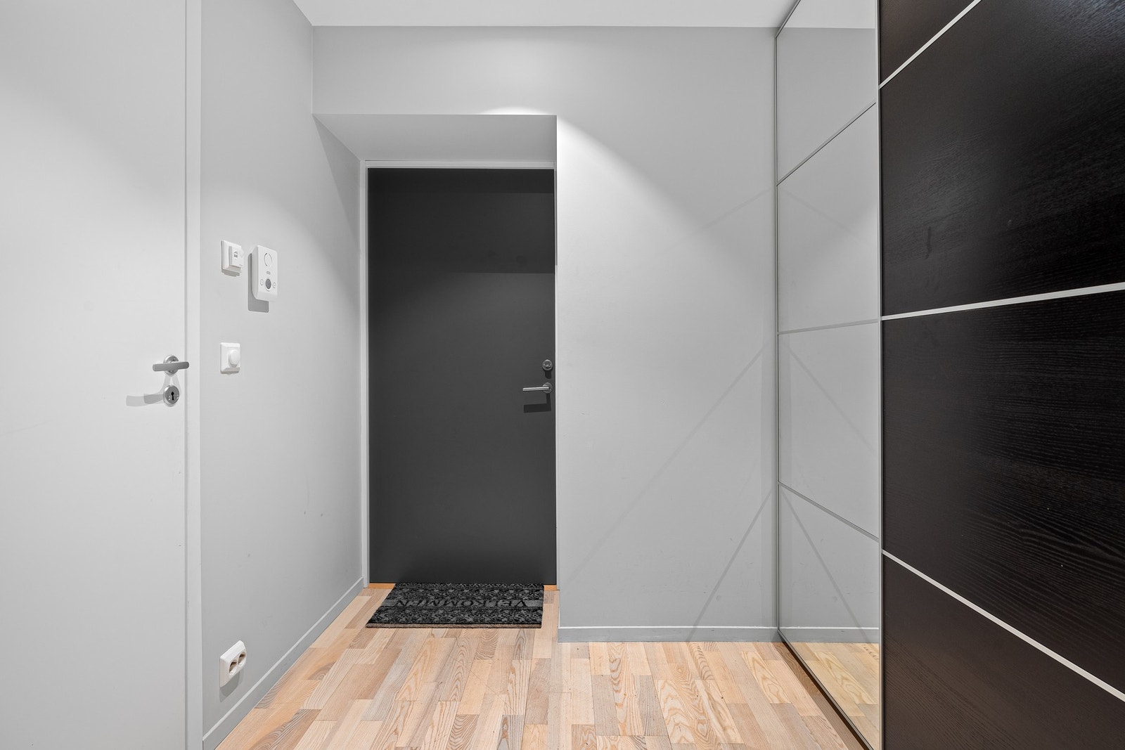 - Velkommen inn! | Lys, fin gang som gir et godt førsteinntrykk | God garderobeløsning og praktisk innvendig bod - Galleribilde