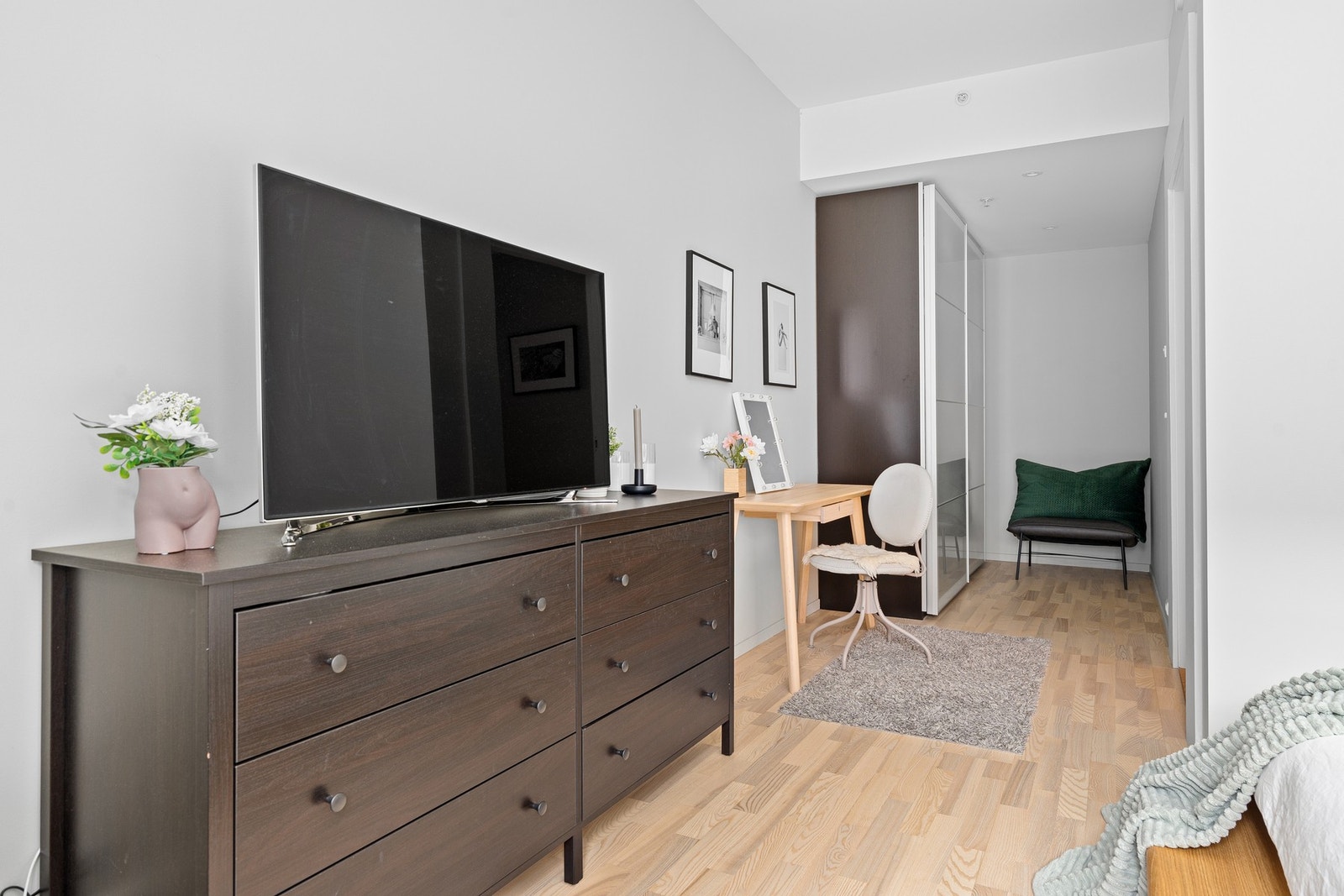 - Soverommet er svært romslig med garderobeskap og ellers god plass til både sminkebord og TV - Galleribilde